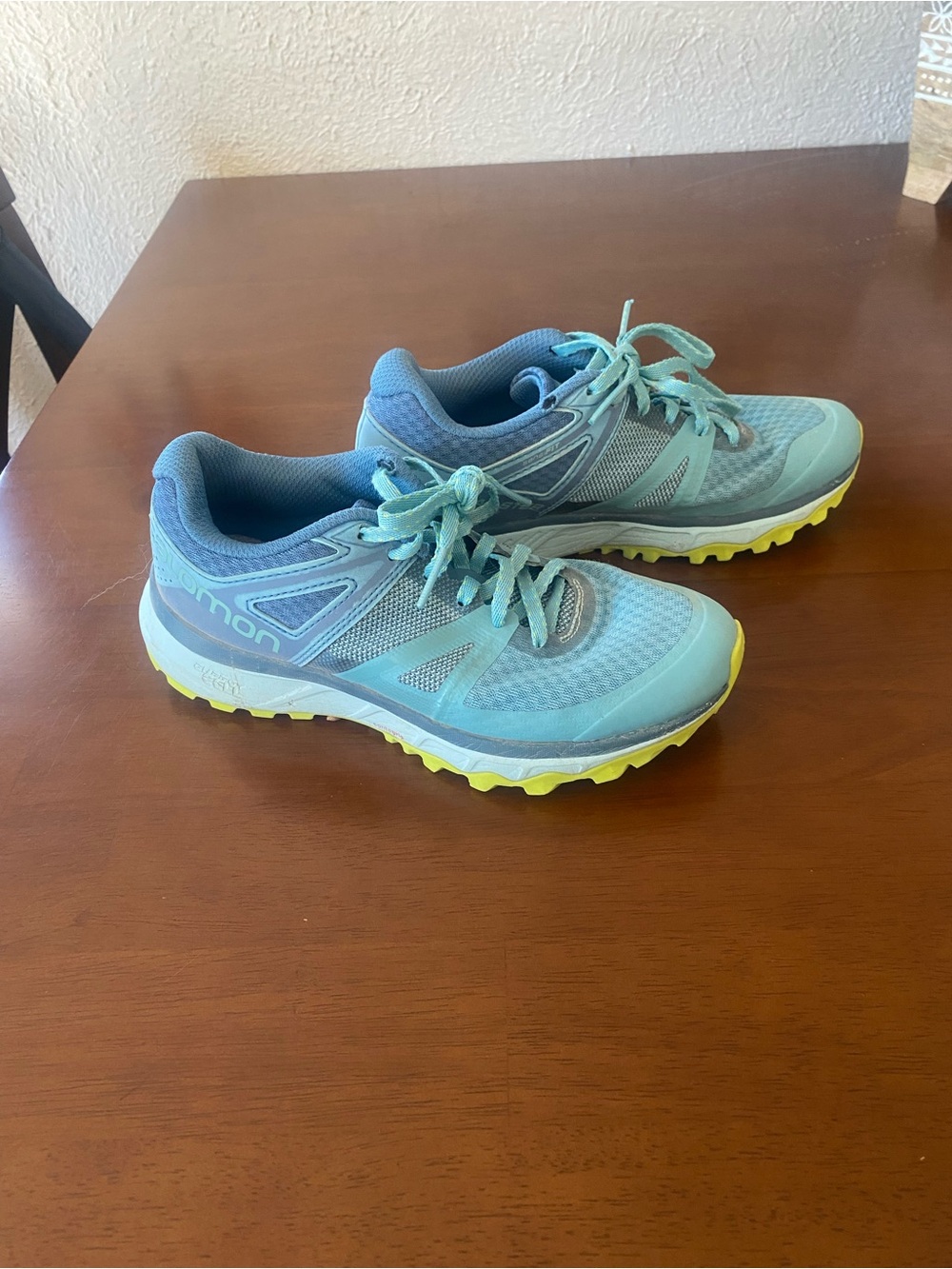 Salomon Women’s Aqua Trail Running Shoes with Yellow Outsole size 6